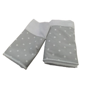 Ensemble de serviettes de bain bio de luxe à séchage rapide - Gris avec pois blancs 70x140cm, haute résistance des couleurs, broderie et logo imprimé - Product Image 1