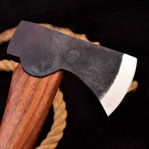 Hache en acier à haute teneur en carbone de qualité industrielle forgée à la main Travail du bois Camping et Bushcraft Hache Fourreau en cuir OEM personnalisé - Product Image 3