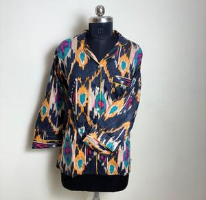 Camisa negra de algodón con estampado de Ikat para mujer, camisa de manga larga con patrón de Ikat Multicolor, estampado étnico Ikat negro de diseñador - Product Image 1