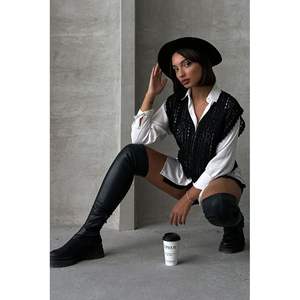 เสื้อเบลาส์คอวีสีดำสำหรับผู้หญิง ยี่ห้อ Topshow แบบถักลาย ขายส่ง - Product Image 5