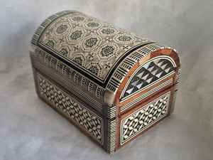 Caja Organizadora de Joyas de Madera de Alta Calidad Hecha a Mano con Diseño Floral Grabado, Moderna, de Lujo, Personalizable, con Incrustaciones de Madreperla - Product Image 3