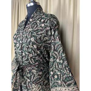 Cárdigan de Lana de Yak para Mujer, Verde Paisley, Abrigo de Casa Cálido y Acogedor para Invierno, Ropa de Estar por Casa con Bolsillos Originales, Tejido ODM - Product Image 6