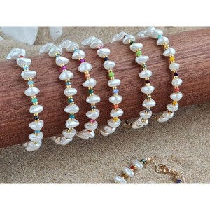 Elegante Pulsera de Perlas Chapada en Oro con Detalles Vibrantes para Reventa de Moda - Product Image 1