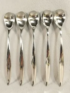 Ensemble de couverts de luxe avec cuillères décoratives en métal argenté, parfait pour les occasions de dîner et la décoration intérieure - Product Image 3