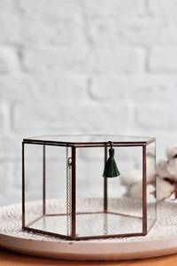 Boîte à bijoux en verre moderne en forme d'hexagone avec cadre en métal poli antique, parfaite pour ranger bagues, colliers et accessoires fins - Product Image 5