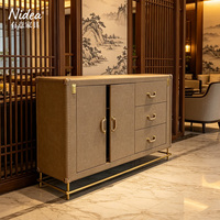 Buffet moderne de luxe en cuir avec pieds en métal doré, 3 tiroirs et 2 portes, pour salon et salle à manger