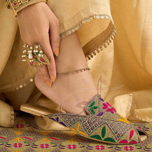 Hermosas Tilla Khussa con Múltiples Cabezas, Bordado Intrincado, Parte Superior de Cuero, Toque Tradicional - Product Image 5