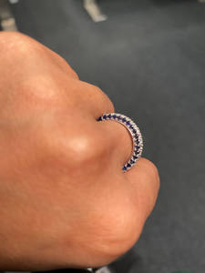 Anillo de Boda Elegante de 14K con Tres Lados de Diamantes Cultivados en Laboratorio y Detalles de Zafiro Azul - Product Image 4
