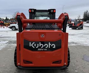 Minicargadora compacta Kubota SSV75 usada con retroexcavadora, cucharón frontal, bomba HYDAC, motor Kubota, carga nominal de 4 toneladas para uso agrícola. - Product Image 2
