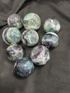 Bola de cristal pulido de calidad estrella en Soha Agate, esfera de piedras preciosas de fluorita Natural Multi, para equilibrio de Chakra y decoración del hogar a la venta - Product Image 3