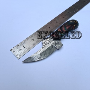 Cuchillo de Caza/Camping de Acero de Damasco con Diseño Personalizado Hecho a Mano, Patrón de Plumas, Hoja Fija con Mango de Resina, OEM - Product Image 5