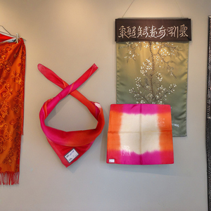 Bufanda de seda cuadrada marrón óxido hecha a mano Bandhani-teñida patrón geométrico Floral envoltura de cuello de seda pura pañuelo indio tradicional - Product Image 4