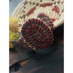 Brazalete de Plata de Ley con Coral Natural de Alicia Wilson, Accesorio de Moda - Product Image 3