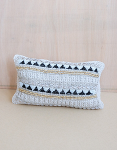 Funda de Cojín Boho de Macramé con Cuentas Hechas a Mano - Diseño de Arrecife - Product Image 1