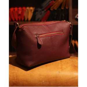 กระเป๋าสะพายไหล่หรูหราสำหรับผู้หญิงทำด้วยมือหนังวัวแท้คุณภาพพรีเมียมปรับสายรัดภายในกว้างขวางทนทานสมบูรณ์แบบ - Product Image 5