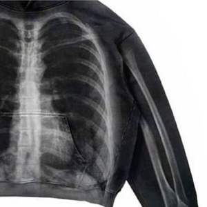 Sudadera con Capucha Extra Grande Personalizada, Top Corto con Pedrería, Borde Crudo de Felpa, Sudadera Corta para Hombre - Product Image 4