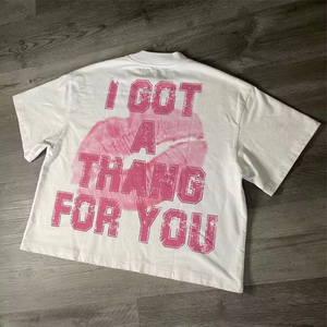 เสื้อยืดผู้ชายทรงหลวมสไตล์วินเทจ พิมพ์ลายกราฟิก คอวี แขนเสื้อแบบดรอปโชว์เดอร์  ผ้าทอเนื้อบางเบา  รุ่นใหม่ ปี 2026 - Product Image 1