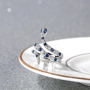 แหวนค็อกเทลรูปงูเงินสเตอร์ลิงเจลิยาประดับด้วยกรงเล็บ - Product Image 4