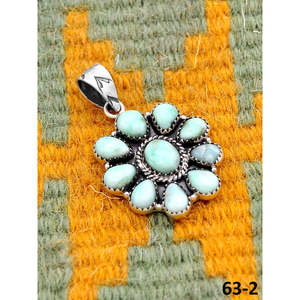 Pendentif Paloma fait main du Sud-Ouest, en turquoise, diamant et zircon, serti clos en or rose, motif floral, en argent sterling plaqué rhodium et or - Product Image 4