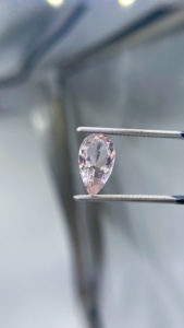 Morganite naturelle certifiée, très exceptionnelle, taille poire, avec une excellente couleur et une qualité de lustre, beryle naturel, 2,65 carats - Product Image 3