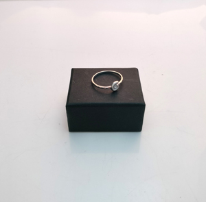 แหวนพลอยเม็ดละเอียดแบบเรียบง่ายสีเงินสเตอร์ลิง925สำหรับสุภาพสตรีฝังหนามเตยสำหรับงานแต่งงานแบบลำลอง - Product Image 3