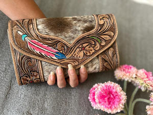 Pochette occidentale usinée faite à la main style vintage design antique en cuir de vachette sur portefeuille en fourrure avec fentes pour cartes de crédit - Product Image 2