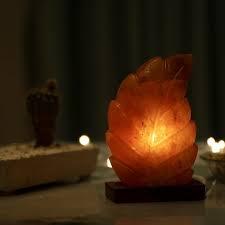 Lampe au sel rose de l'Himalaya sculptée à la main avec design de feuille artistique sur base en bois naturel pour la décoration intérieure et l'ambiance relaxante - Product Image 2
