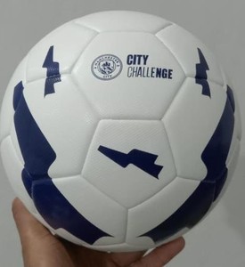 Ballon de football Manchester City Challenge en PU, taille S adulte, toutes saisons, blanc avec design bleu - Product Image 1