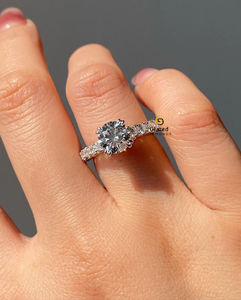 Merveilleuse bague de fiançailles en or blanc massif 10K 3 carats coupe ronde solitaire avec accents moissanite pour femme - Product Image 3