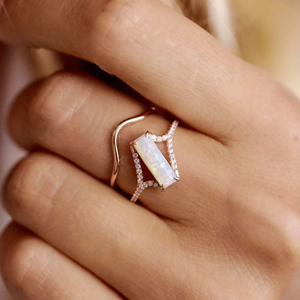 Bague de fiançailles et de mariage luxueuse pour femme, trois pierres en moissanite émeraude, plaquée or argent 18 carats, sertie à griffes, certifiée IGI - Product Image 6