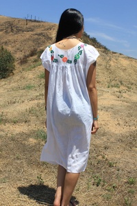 Precioso Vestido Mexicano Clásico Vintage de Algodón con Flores Bordadas a Mano, Estilo Línea A, Largo Té, con Bordados Vibrantes - Product Image 2