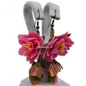 Boucles d'oreilles pendule rose avec accessoire de mode en dentelle aiguille - Product Image 1