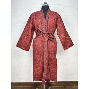 Kimono Unisex Reversible Acolchado Kantha con Estampado Floral Verde, 100% Algodón, Estampado en Bloques Kantha, Ideal para Otoño e Invierno, Estilo Boho para Mujer - Product Image 1