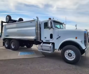 PRECIO BAJO Freightliner FLD120 Camión Usado de Tres Ejes - Manual Cummins, 17' LISTO PARA ENVIAR a Todo el Mundo con GARANTÍA - Product Image 1
