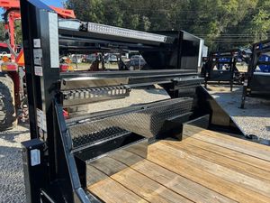 Remolque Hidráulico Inclinable de Cuello de Cisne 83x24 de 21K con Gatos, Barra de Luces y Soportes para Horquillas para Maquinaria Pesada, Modelo 2026 - Product Image 2