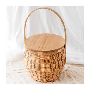 Sang Trọng Tự Nhiên Mây Dã Ngoại Cắm Trại Giỏ Với Nắp Bằng Gỗ Handmade Wicker Ngoài Trời Trại Chuyến Đi Lưu Trữ Giỏ