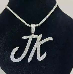 Pendentif Moissanite véritable coupe ronde de 2,30 ct avec lettre personnalisée plaquée or blanc 14 carats pour les fêtes - Product Image 1