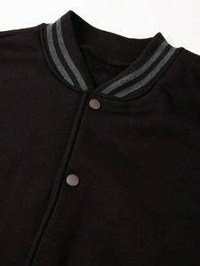 Veste de baseball universitaire matelassée d'hiver à capuche, mélange de coton 100%, bicolore, unisexe, corps noir, manches grises, streetwear, devant - Product Image 3