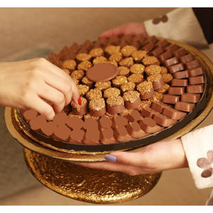 Bol de luxe en métal doré, style moderne, forme ronde, bol à chocolat décoratif, présentoir à desserts pour les célébrations et les événements de mariage - Product Image 3