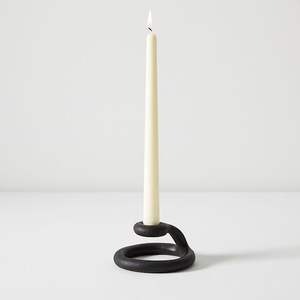 Bougeoir moderne en métal noir pour 4 bougies Design minimaliste et élégant Parfait pour la décoration intérieure ou la table à manger - Product Image 6