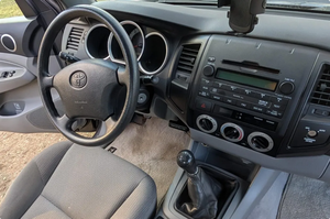 LISTO PARA CONDUCIR - USADO, VOLANTE A LA IZQUIERDA |   Volante a la derecha |   TOYOTA TACOMA ACCESS CABINAS DOBLE 2010 CON 33K MILS Y TRANSMISIÓN MANUAL DE 5 VELOCIDADES - Product Image 4