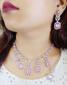 Élégant collier de diamants américains serti d'une forme de feuille pour les femmes, les mariages et les fêtes. - Product Image 3