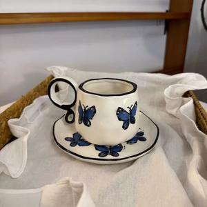 Tasse en céramique bleue écologique de 270 ml, style français vintage, motif papillon peint à la main, finition irrégulière, compatible lave-vaisselle et micro-ondes - Product Image 2