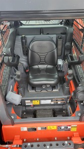 Minicargadora Kubota SSV75 2023-Potente tractor diésel de 74HP y cargadora frontal con bomba hidráulica para aplicaciones de servicio pesado - Product Image 6