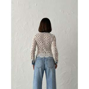 Blusa Azul Crudo de Manga Larga para Mujer al por Mayor con Elegante Detalle de Encaje y Botones de Perlas - Blusas y Camisas Elegantes para Mujer - Product Image 1