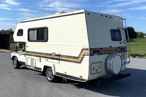 Autocaravana de Lujo New World RV de 1986, Fabricada en EE. UU., con Motor de Aluminio de 4 Cilindros 22RE, Cocina y Baño Equipados para el Hogar o Camping - Product Image 5