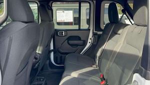 Jeep Wrangler 4 portes 4x4 2024, conduite à gauche, 50 001 à 75 000 miles, 200 à 250 ch - Product Image 2