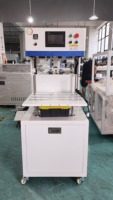 Machine automatique d'insertion d'aimants pour boîtes pliantes, boîtes en forme de livre, machine à coller des aimants sur des tôles métalliques, machine à coller des aimants sur du fer.