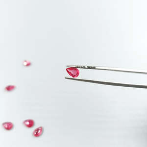Rubis naturels du Mozambique non traités, formes poire calibrées 6x4mm, tourmaline synthétique de qualité supérieure, teinte rouge rose octogonale, traitée thermiquement - Product Image 4
