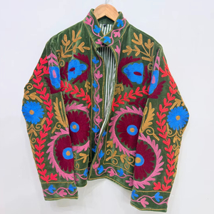 Veste Suzani faite à la main, veste en velours brodée, manteau d'hiver, veste florale pour femmes, veste courte hippie, veste chaude bohème - Product Image 1